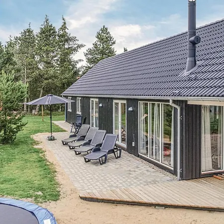 Three-bedroom In Hébergement de vacances *