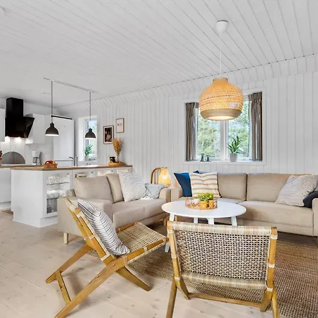 Three-bedroom In Hébergement de vacances Blåvand