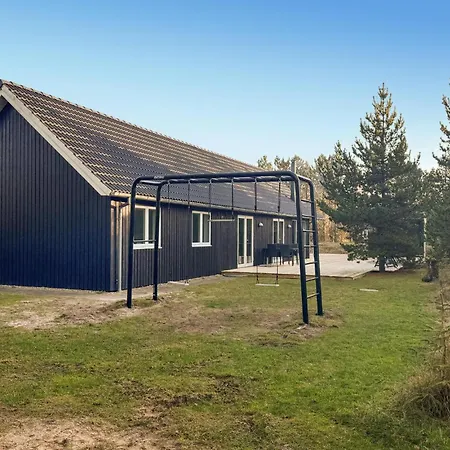 Three-bedroom In Hébergement de vacances Blåvand